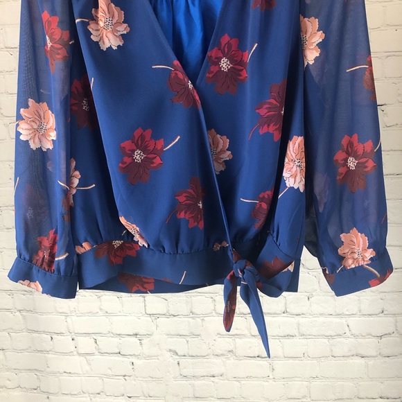 SHIRT - Women's Madewell blue mock wrap blouse with red and pink floral print. - Picture 5 of 16
